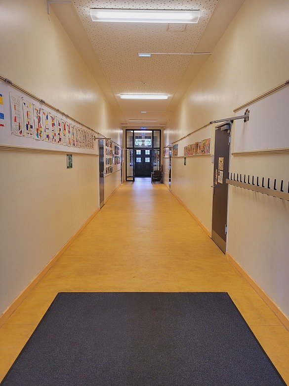 Flur mit Kunstraum und MitarbeiterInnenzimmer