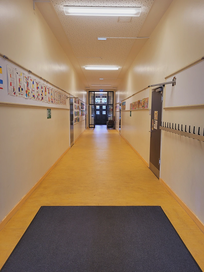 Flur mit Kunstraum und MitarbeiterInnenzimmer