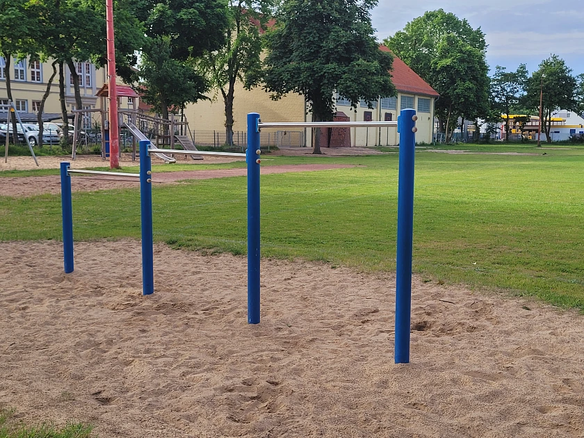Pausenhof und Sportplatz (2)