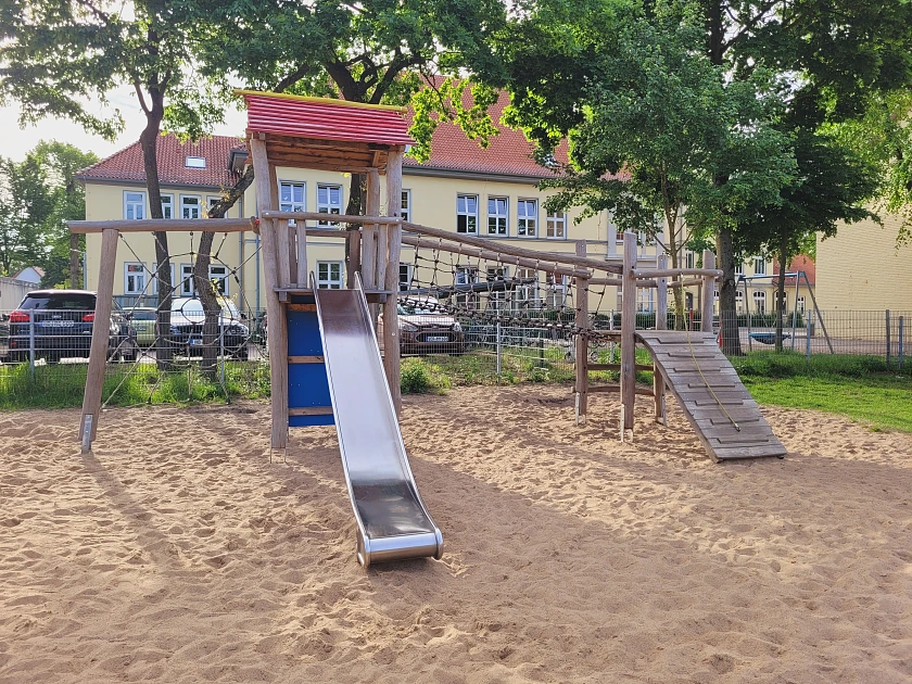 Pausenhof und Sportplatz (4)